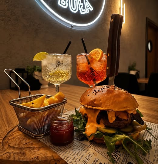 Burger z serem cheddar, frytki i drinki w lokalu Placek&Buła