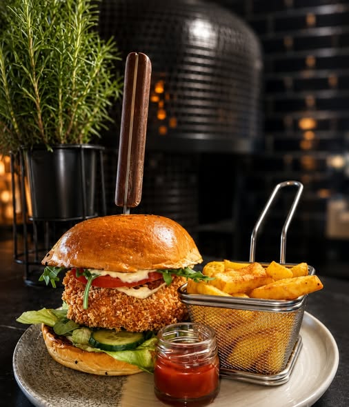 Chicken burger z panierowanym kurczakiem i frytkami przy piecu